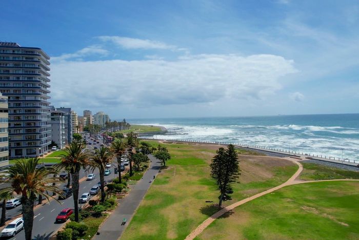 Sea Point Apartment For Sale: Ocean views, 24/7 security, and prime location.