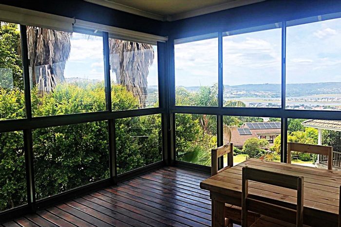 Knysna Heights House For Sale: Spacious home with lagoon views, pool, and carports.