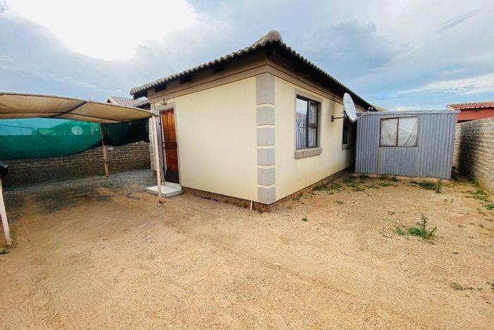 House for Sale in Vanderbijlpark CE: Spacious bedrooms, open-plan kitchen, secure carport.