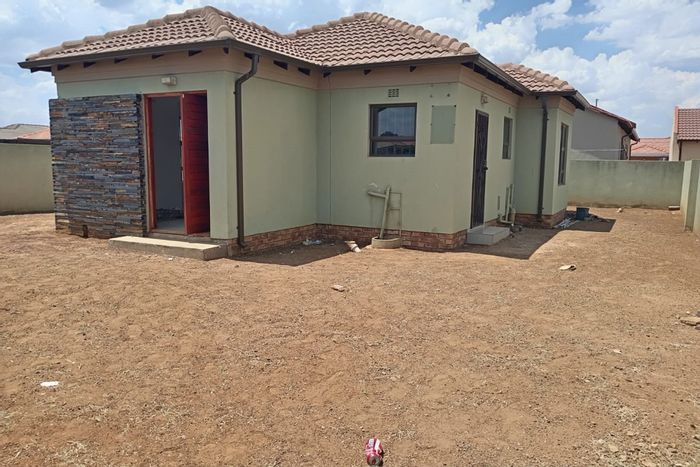 House for Sale in Vanderbijlpark CE: 3 bedrooms, open-plan kitchen, ample parking.