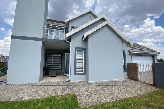 For Sale: House in Riverspray Lifestyle Estate with pool, tennis court, and security.