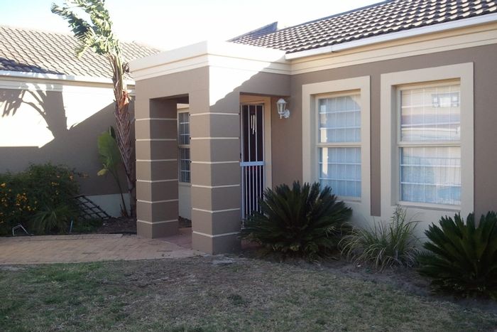 House For Sale in Milnerton Ridge: 3 Bedrooms, pool, braai area, secure parking.