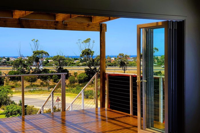 Seemeeu Park House For Sale: 3 bedrooms, studio, garage, near Hartenbos Beach.