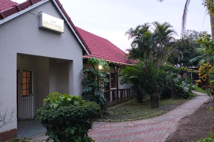 7-bedroom house in Selborne for sale, featuring en-suites, gardens, and ample parking.