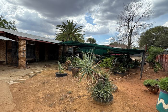 Zeerust Central House For Sale: 3 bedrooms, borehole, garage, flatlet access.