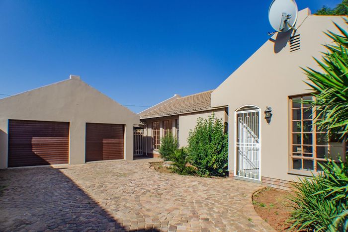 Huntingdon House For Sale: Open-plan living, splash pool, lapa, double garage.