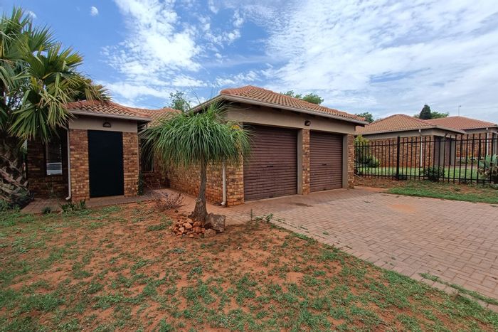 For Sale: House in Theresapark with garden, garage, and wheelchair-friendly design.