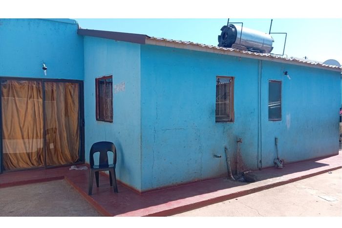 For Sale: House in Kanana Park with fitted kitchen, spacious yard, and income potential.