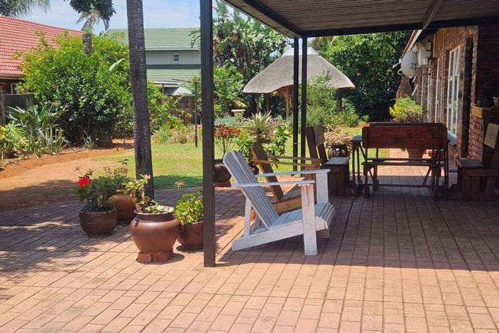 Ninapark House For Sale: 3 beds, 2 baths, double garage, spacious yard.