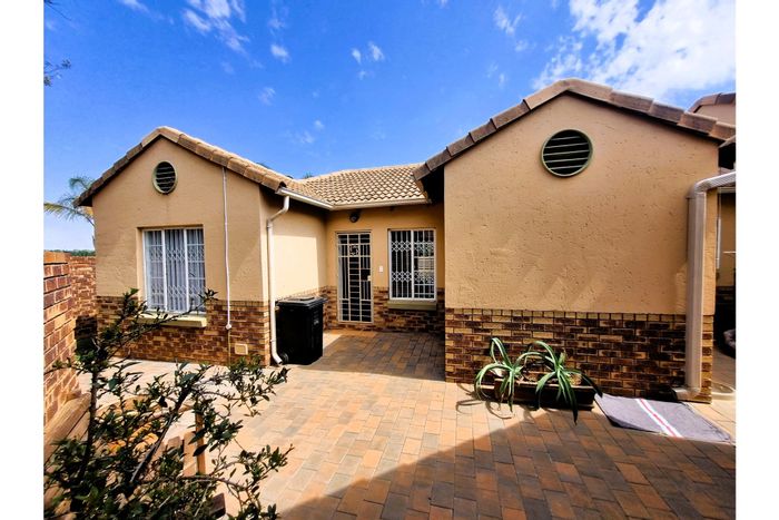 For Sale: Townhouse in Moreleta Park with pool, garden, and secure parking.