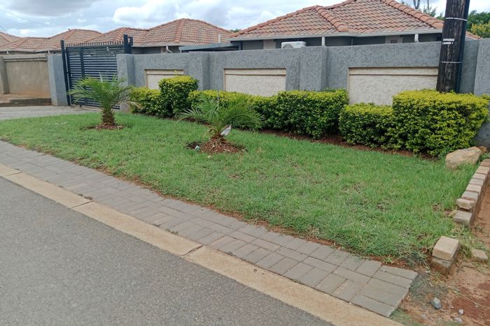 For Sale: House in Mahube Valley with spacious yard and ample parking.