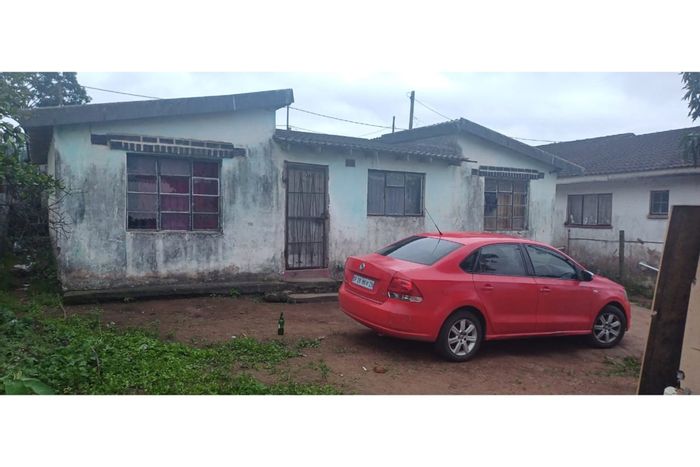 For Sale: House in Folweni with spacious yard and ample parking.