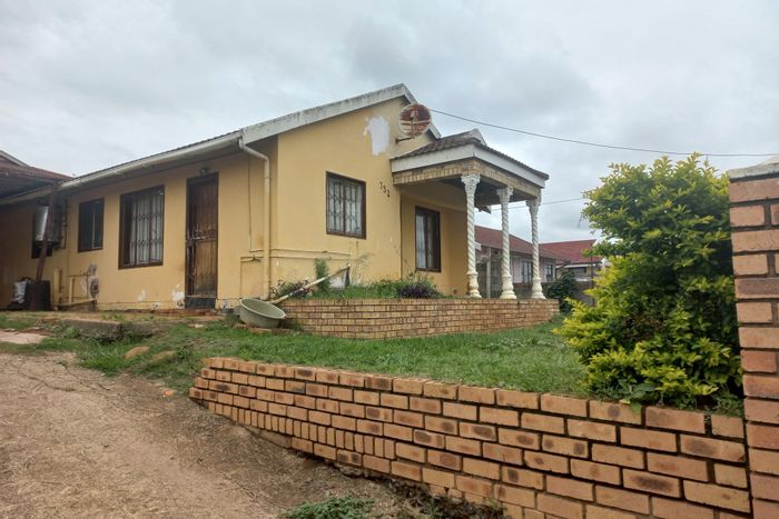 Edendale Q House To Rent: Spacious layout, garden, and convenient transport access.