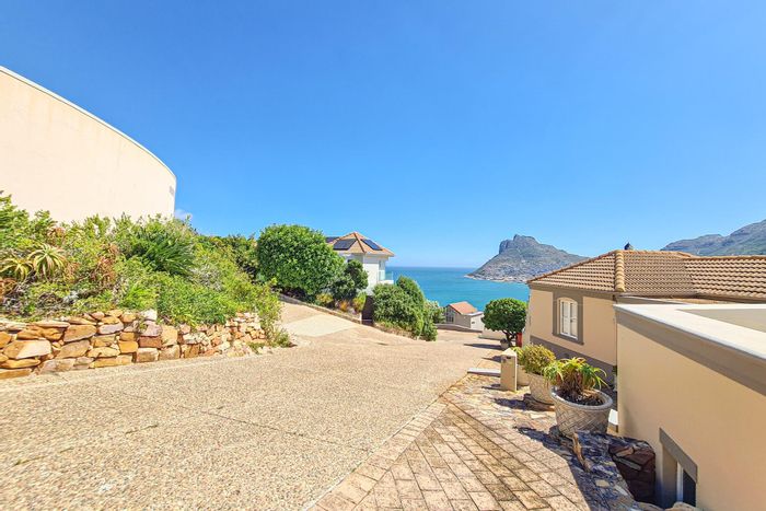 Spacious Hout Bay Central house to rent with garden and parking amenities.