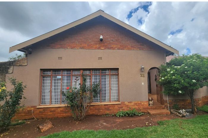 Casseldale House For Sale: Spacious layout, large yard, and convenient location.