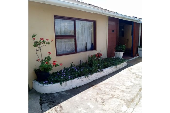 For Sale: House in Stanford Central with garden, Wendy house, and wheelchair access.