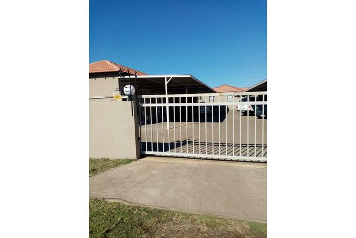 Cottage To Rent in Wacht N Bietjies Kop with scenic views and outdoor space.