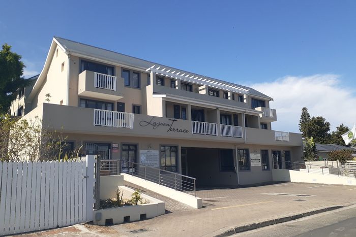 Spacious Knysna Central Apartment To Rent with pool access and secure parking.