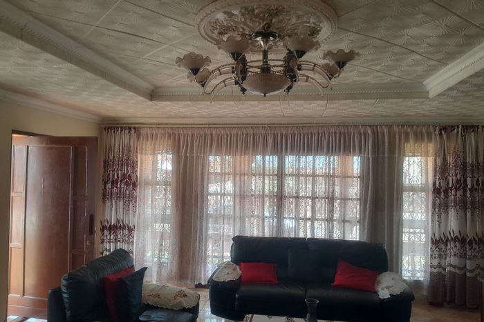 House for Sale in Mogwase Central: 3 beds, 2 baths, cottage, fruit garden.