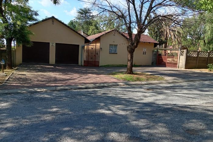 Spacious house in Sasolburg Central with garden, parking, and close to amenities. To Rent.