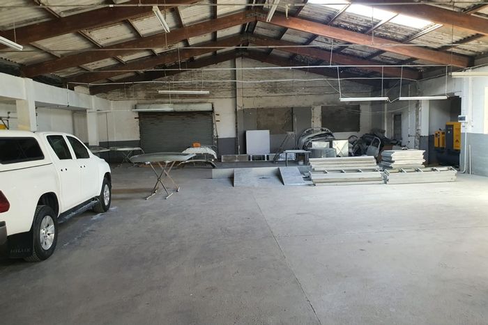 North End Industrial Warehouse To Rent: 500m², air-conditioned office, easy N2 access.