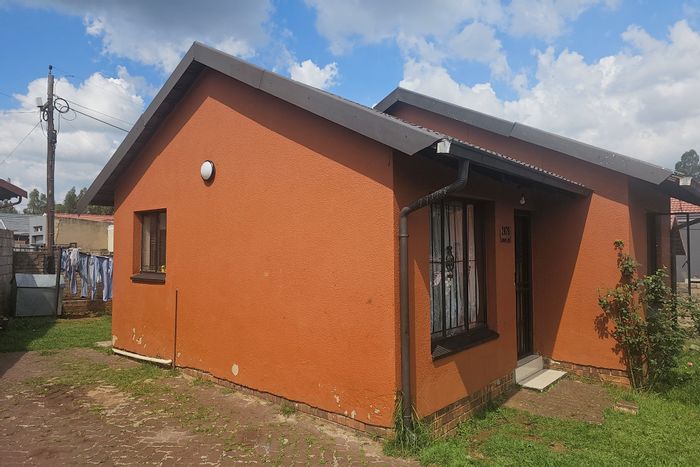 Riverlea House For Sale: Spacious layout, large backyard, and convenient location.