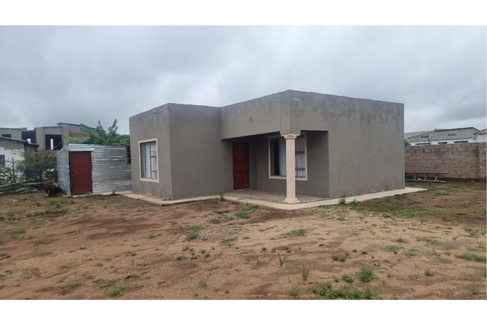 For Sale: 3-Bedroom House in Mankweng, 1200 m² land, solar-ready potential.