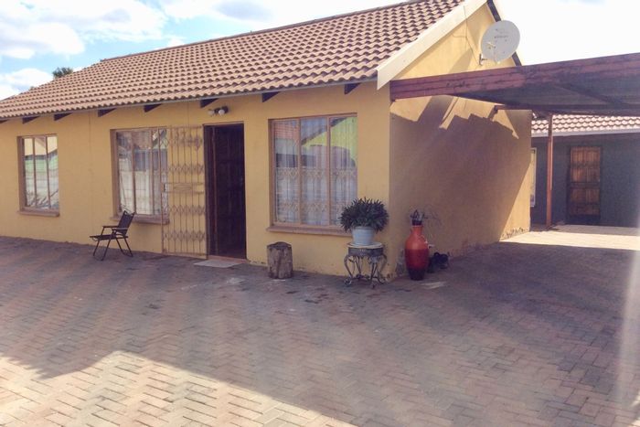 Boitekong House For Sale: Spacious layout, garden, and convenient access to amenities.