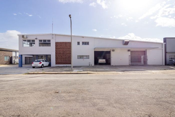 Industrial Warehouse To Rent in North End: 1000m², office space, high ceilings.