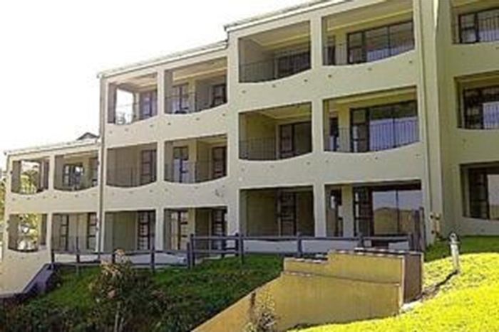 Knysna Central Apartment To Rent: Includes pool access, secure parking, and scenic views.