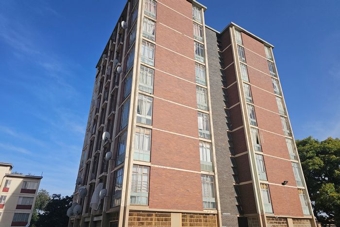 1-Bedroom Apartment To Rent in Sophiatown, secure entry, close to amenities.