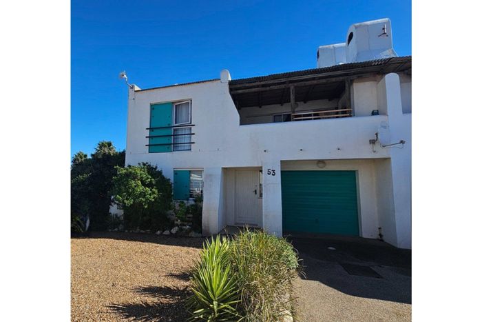 For Sale: Townhouse in Lampiesbaai, 3 beds, beach access, braai area, secure.