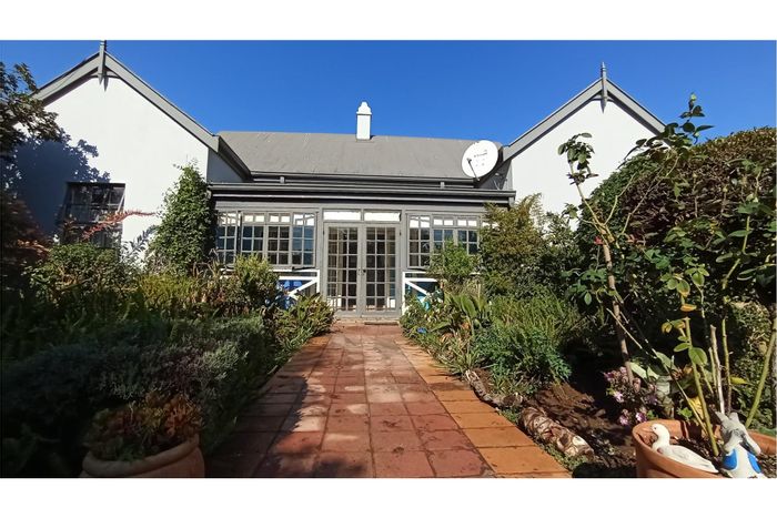 Lonehill House For Sale: 4 beds, guest suite, open-plan living, private garden.