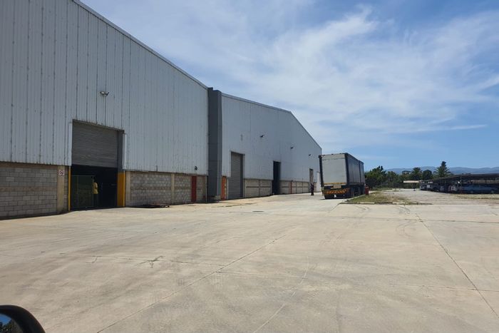 Industrial Warehouse To Rent in Alexander Park Industrial: 6800m2, high ceilings, 24-hour security.