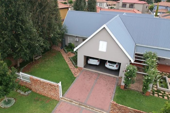 For Sale: House in Vanderbijlpark SE 8 with study, patio, solar panels.