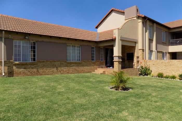 Noordwyk Townhouse To Rent: 3 beds, double garage, pool, clubhouse, security estate.