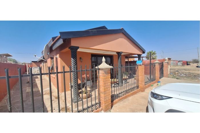 For Sale: House in Roodepan with 3 bedrooms, 2 bathrooms, secure parking.