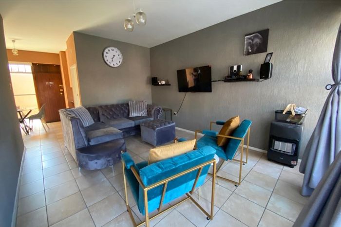 Vanderbijlpark Cw Apartment For Sale: 1 bedroom, garden, garage, secure complex.