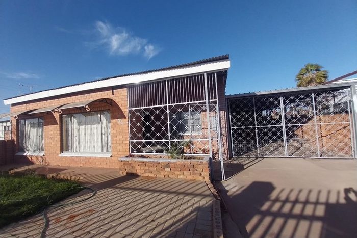 Homevale House For Sale: 3 Bedrooms, 2 Bathrooms, Garage, Secure Fenced Yard.