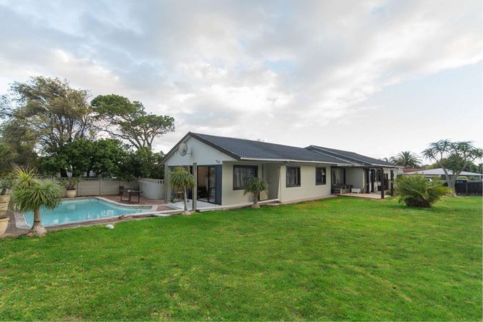 For Sale: Lovemore Heights house with 3 beds, flats, pool, and prime location.