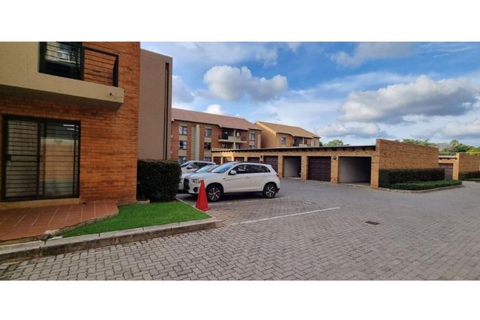 Hatfield Apartment To Rent: Ground floor unit near shops, university, and Gautrain.