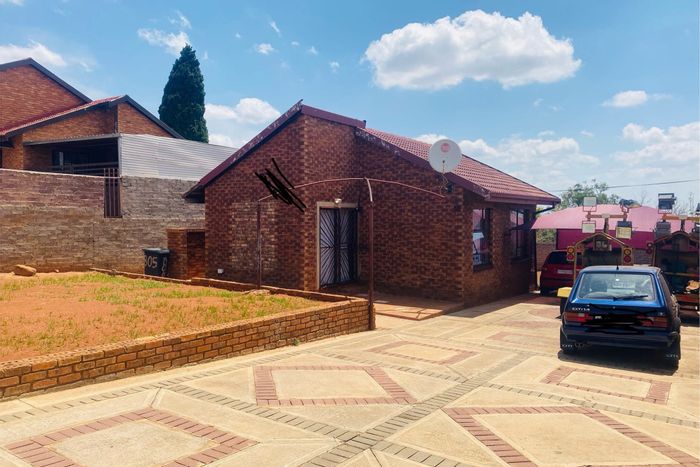 Soshanguve Ext House For Sale: 2 bedrooms, fitted kitchen, carport, investment potential.