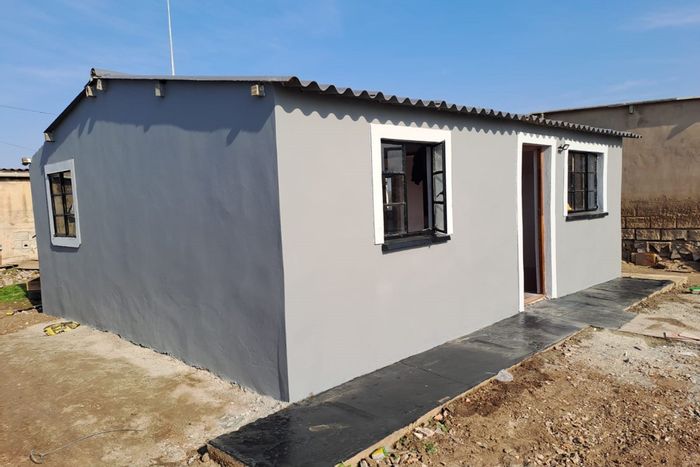 Kwazakhele House For Sale: 2 bedrooms, large plot, parking, close to amenities.