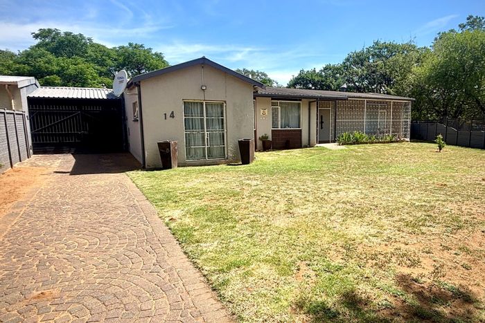 House To Rent in Sasolburg Ext 15: 3 beds, pool, garden, parking, pet-friendly.