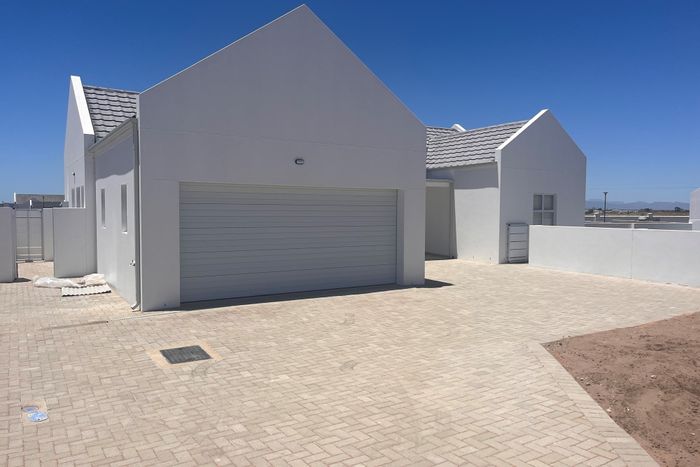 House for Sale in Velddrif Central: 3 bedrooms, double garage, built-in braai.