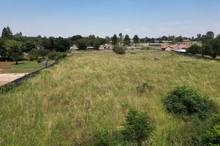 Vacant Land For Sale in Henley On Klip: 2032m2, tarred road, municipal water, Eskom power.