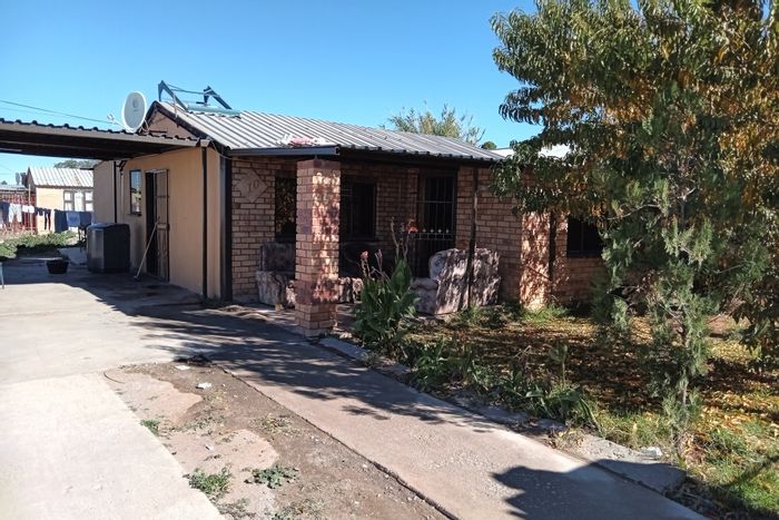 Homevale House For Sale: 3 bedrooms, open-plan living, double carport, fully fenced.