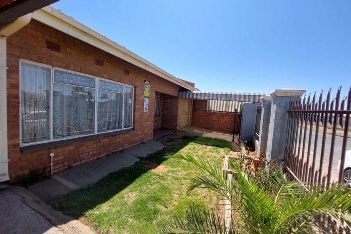 Homevale House For Sale: 3 Bedrooms, 2 Bathrooms, Secure Parking, Alarm System.