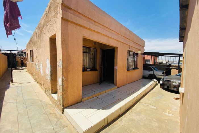 For Sale: Tembisa Central House with 3 bedrooms, yard, garage, and tenanted rooms.