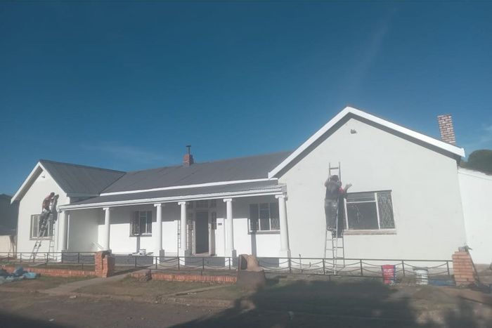 For Sale: Spacious Steynsburg Central house with double garage, two kitchens, and outdoor space.